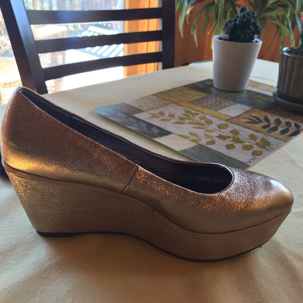 Gold leather wedge🌺